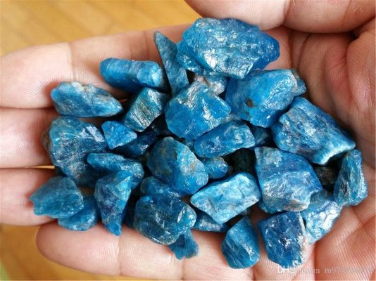 100g-natural-l-rough-stone-gr-n-blau-apatit-534x400-1 Vậy đá apatit là gì và cấu tạo như thế nào?