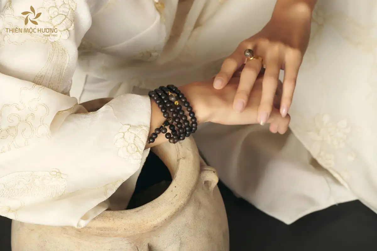 cach-deo-vong-tram-huong-108-hat-1 Người đeo trầm có thể chọn vòng trơn để giữ nét tinh giản hoặc chọn vòng mix charm phong thủy để tăng cường năng lượng và tạo dấu ấn cá nhân