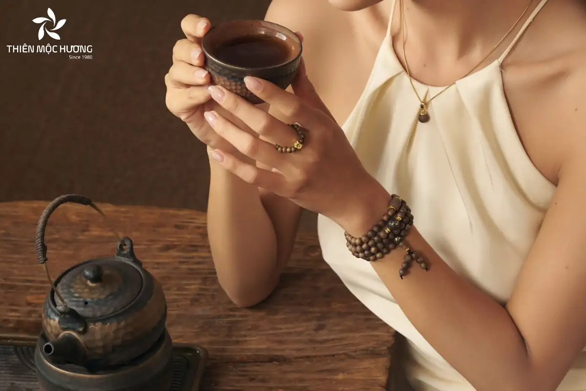 cach-deo-vong-tram-huong-108-hat-2 Người sành trầm đeo vòng 108 hạt ở tay trái để tạo sự gọn gàng, vừa vặn và đón nhận năng lượng tích cực, giúp tâm trí an yên trước áp lực cuộc sống