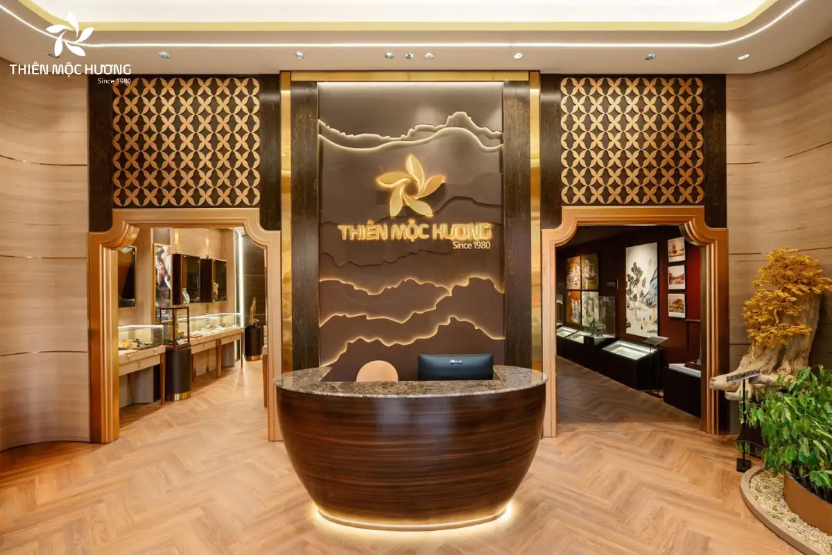 cach-deo-vong-tram-huong-108-hat-3 Người dùng nên mua vòng trầm tại Thiên Mộc Hương - Nơi cung cấp trầm tự nhiên uy tín, có dịch vụ chọn trầm và charm thủ công để đảm bảo chất lượng và phong cách riêng