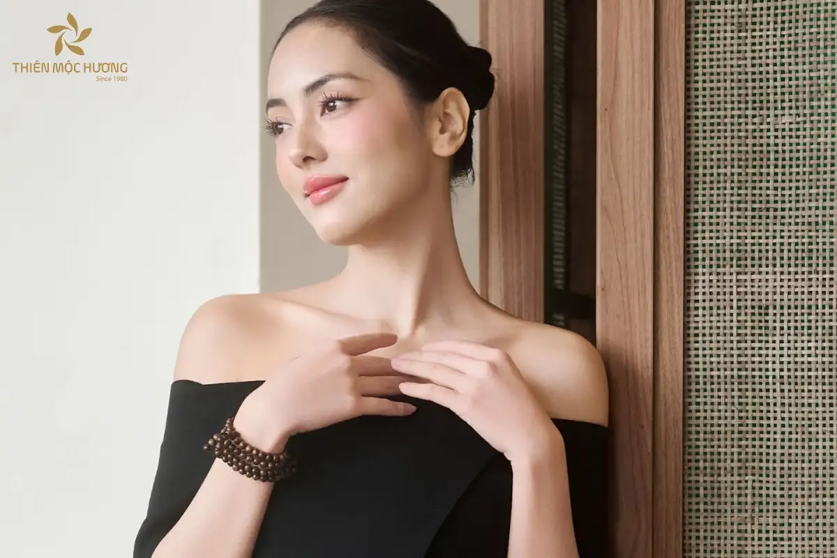 cach-deo-vong-tram-huong-108-hat-4 Người dùng có thể chọn cách đeo vòng trầm hương 108 hạt ở tay trái để thu hút năng lượng an lành hoặc tay phải để lan tỏa thiện ý, miễn sao tạo cảm giác thoải mái khi sử dụng