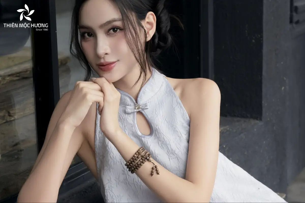 cach-deo-vong-tram-huong-108-hat-7 Người dùng cần chú ý bảo quản, vệ sinh đúng cách và tránh các tác nhân gây hại để giữ trọn giá trị thẩm mỹ, mùi hương và công năng phong thủy của vòng trầm hương 108 hạt