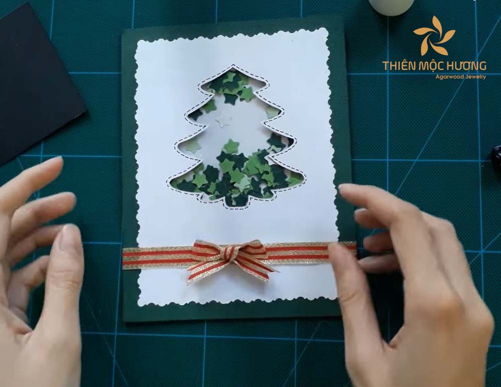 cach-lam-thiep-giang-sinh-12 Cách làm thiệp giáng sinh dùng dây ruy băng