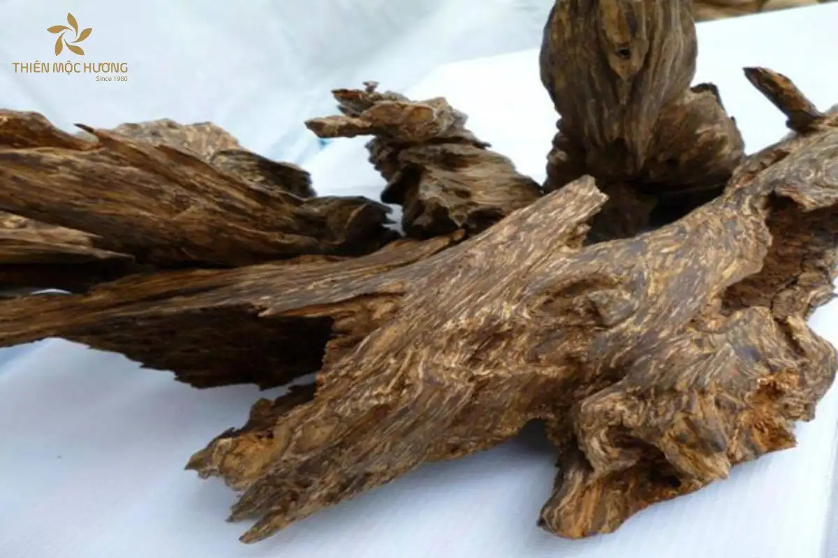 cach-phan-biet-tram-huong-2 Bạn cần hiểu rằng việc đun sôi hay thử chìm nổi trong nước đều không đủ chính xác, bởi những cách này dễ gây nhầm lẫn và làm giảm giá trị thật của trầm hương