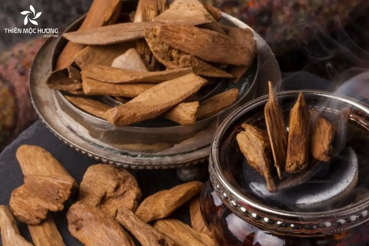 cach-phan-biet-tram-huong-4 Người dùng trầm dễ dàng nhận ra trầm hương thật khi đốt nhờ khói trắng ngà mảnh nhẹ và tàn mịn bám chắc, trong khi trầm giả lại tạo khói đen dày cùng tàn vụn sẫm màu