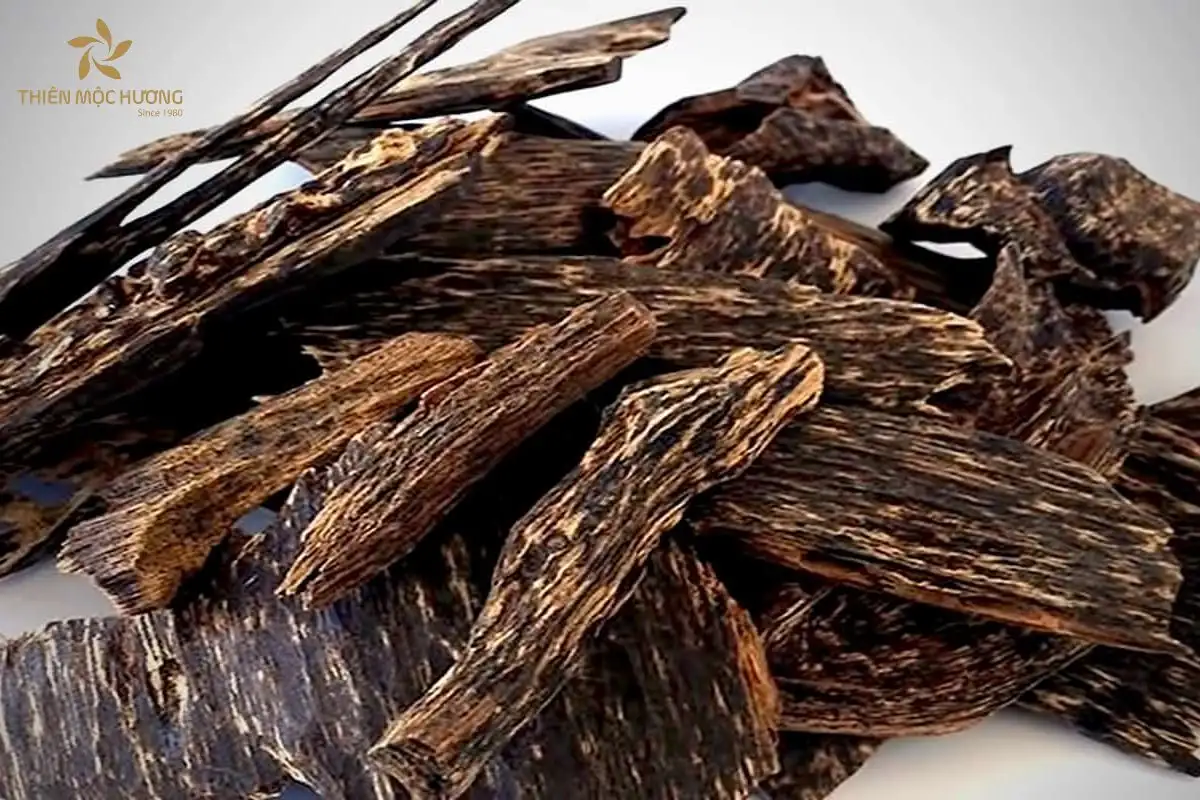 cach-phan-biet-tram-huong-6 Người dùng dễ dàng phân biệt trầm hương thật giả khi quan sát màu sắc và vân gỗ, bởi trầm thật có sắc nâu sẫm xen vân tự nhiên, trong khi trầm giả thường đồng màu và thiếu sống động