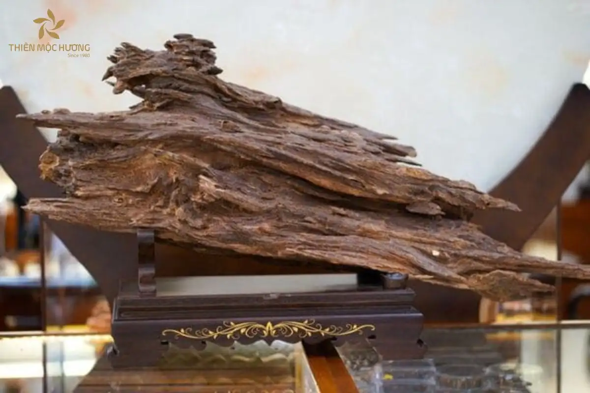 cach-phan-biet-tram-huong-7 Bạn có thể nhận biết trầm hương thật qua mức giá cao phản ánh sự khan hiếm tự nhiên, trong khi trầm giả lại thường được rao bán với giá rẻ bất thường