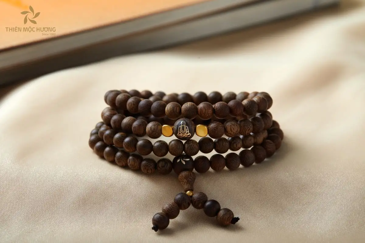 cay-gio-bau-3 Trang sức làm từ trầm hương thiên nhiên của Thiên Mộc Hương vừa thể hiện giá trị thẩm mỹ và phong thủy, vừa giúp người dùng khẳng định phong cách, vị thế và sự tinh tế riêng