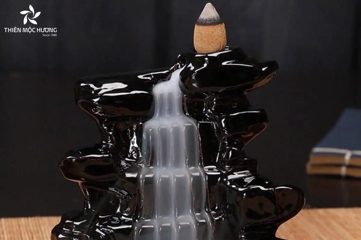 Người dùng có thể tận dụng các thời điểm đặc biệt trong ngày hoặc dịp lễ Tết để xông trầm hương, nhằm nâng cao hiệu quả thư giãn, cân bằng tinh thần và gia tăng năng lượng tích cực