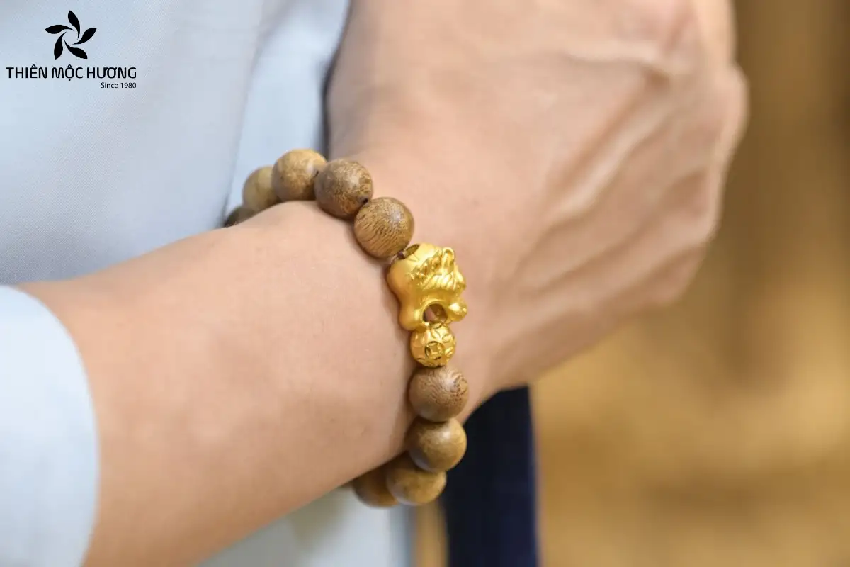 deo-vong-tram-co-tac-dung-gi-11 Vòng tay trầm hương thủ công là món quà mang giá trị tinh thần sâu sắc, thường được lựa chọn trong các dịp mừng sự kiện quan trọng