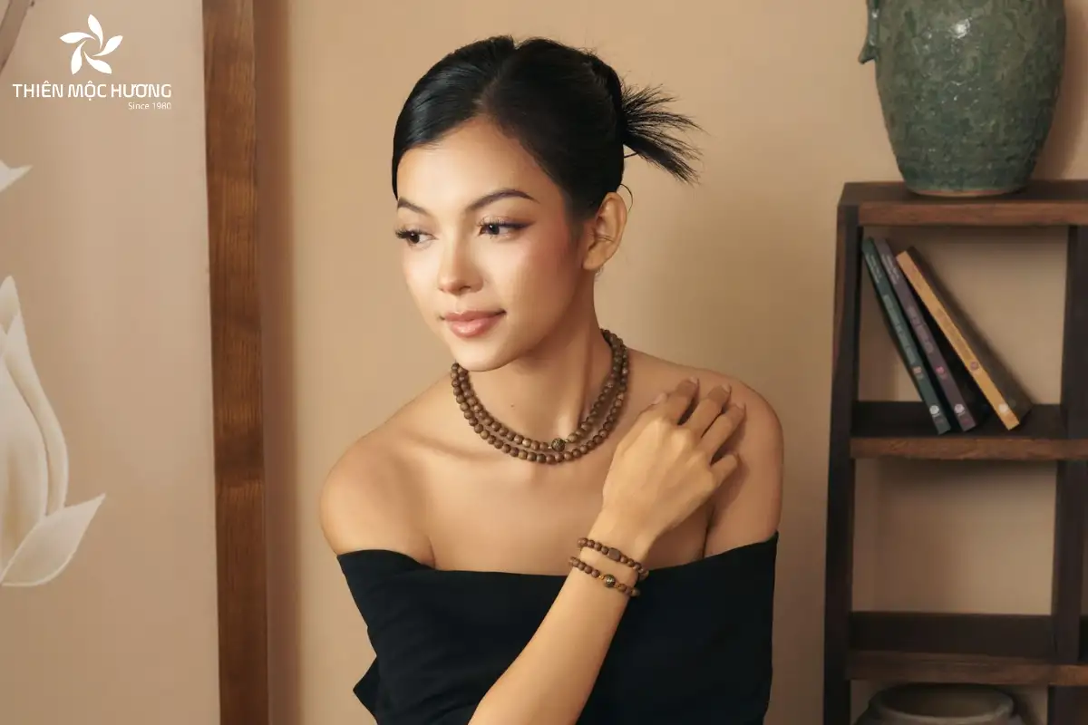 deo-vong-tram-co-tac-dung-gi-2 Vòng trầm hương giúp chủ nhân khẳng định gu thẩm mỹ nhờ thiết kế tinh tế, dễ kết hợp với nhiều phong cách trang phục từ công sở đến đời thường