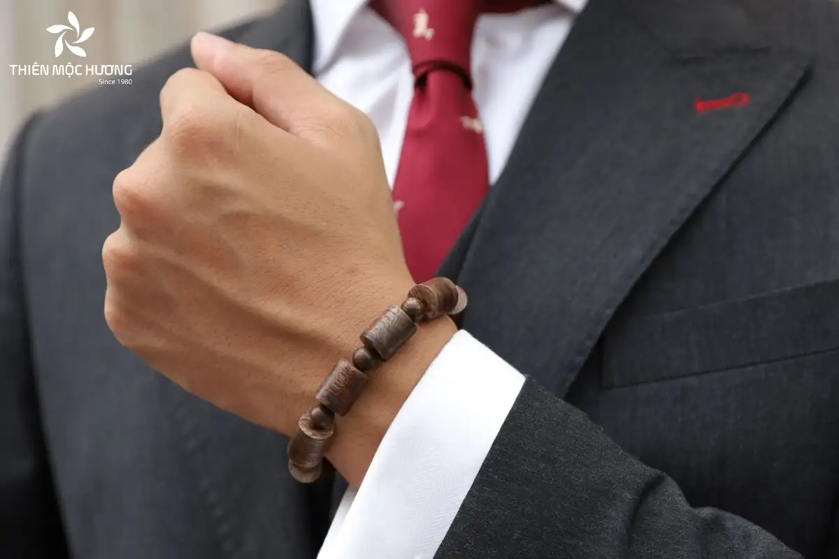 deo-vong-tram-co-tac-dung-gi-8 Vòng tay trầm hương mang lại may mắn, hỗ trợ người dùng tăng cường tài vận và mở rộng các kết nối giá trị trong cuộc sống