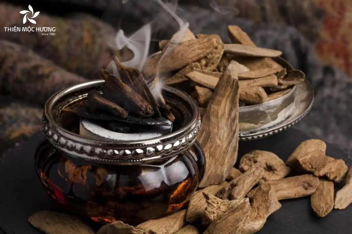 Việc đốt trầm hương giúp làm sạch không gian, thu hút năng lượng tích cực, mang lại bình an cho gia đình và tạo sự linh thiêng trong các nghi lễ tâm linh