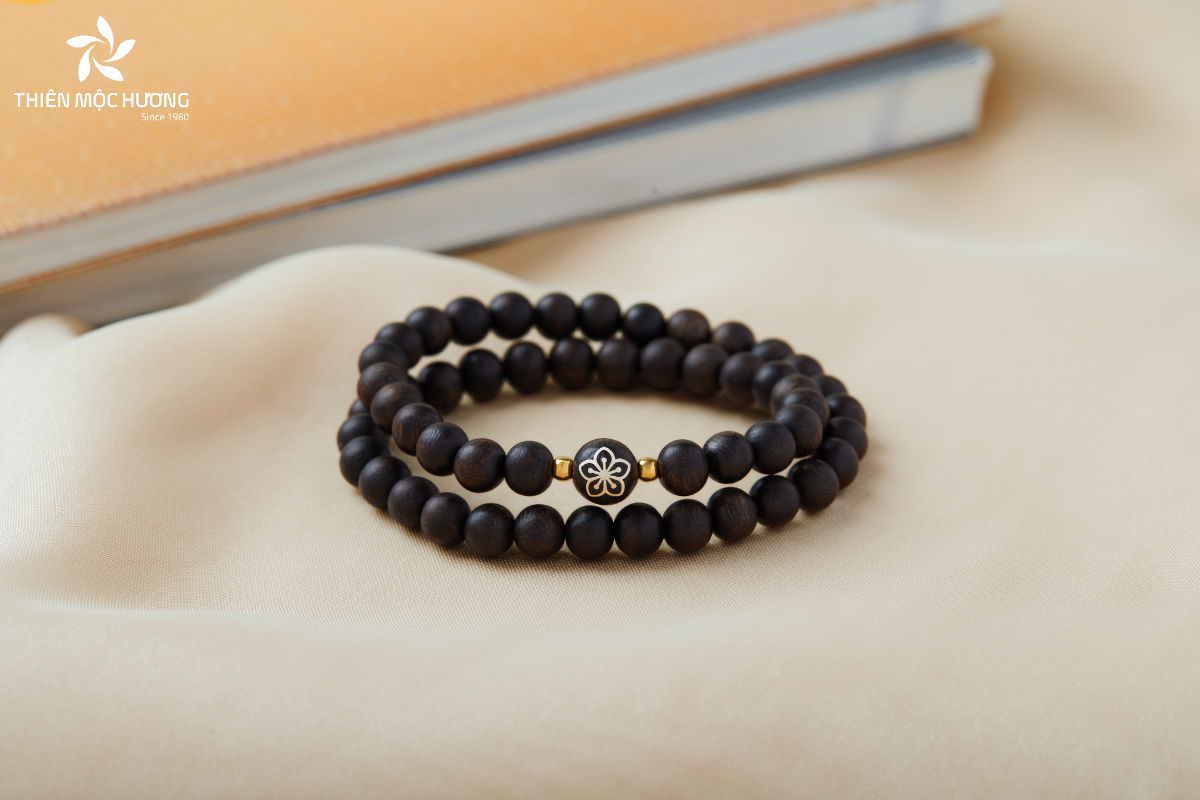 hac-ky-nam-4 Hắc kỳ nam được chế tác thành vòng tay, chuỗi hạt cao cấp, vừa thể hiện đẳng cấp người đeo, vừa mang giá trị sưu tầm lâu dài nhờ độ hiếm và vẻ đẹp tự nhiên