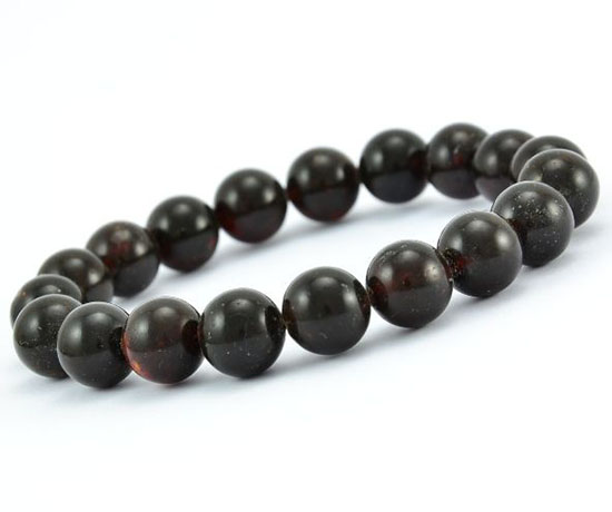 ho-phach-10 Vòng tay amber màu đen.