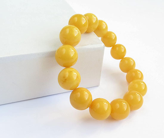 ho-phach-11 Vòng tay amber màu vàng bơ