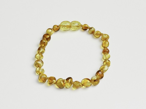 ho-phach-12 Vòng tay hổ phách màu vàng tự nhiên.