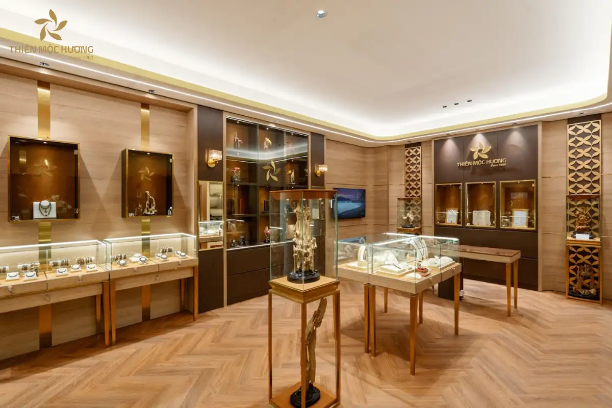 Thiên Mộc Hương mang đến cho bạn địa chỉ mua trầm hương và Kỳ nam uy tín, với sản phẩm tinh tuyển, minh bạch nguồn gốc và không gian trải nghiệm văn hóa trầm hương đẳng cấp