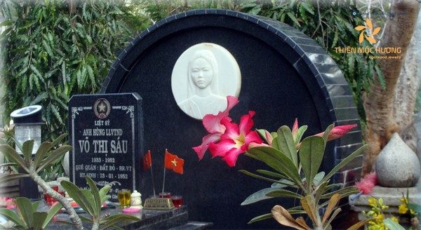 mo-thay-bia-modanh-con-gi-1-e1651564082685-1 Mơ thấy bia mộ có hoa nở hoặc có cây to