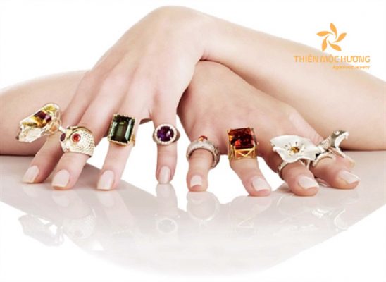 nam-mo-thay-tay-minh-deo-nhieu-nhan-548x400-1 mơ thấy đeo nhiều nhẫn