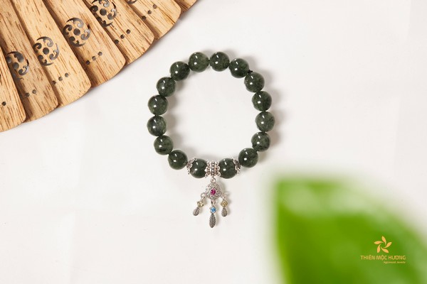 nu-2002-menh-gi-2-1 Nữ 2002 mệnh gì, đeo đá màu gì