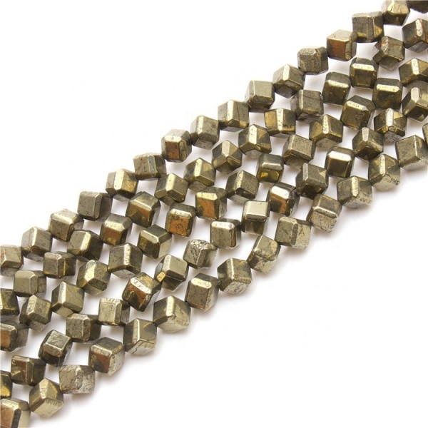 pyrite-la-gi-5 Vàng găm có độ cứng hơn và độ cứng theo Moh là 6 – 6.5.