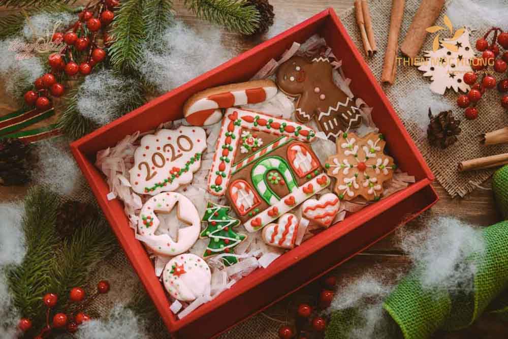 Quà Giáng Sinh cho bé trai là bánh kẹo Giáng Sinh
