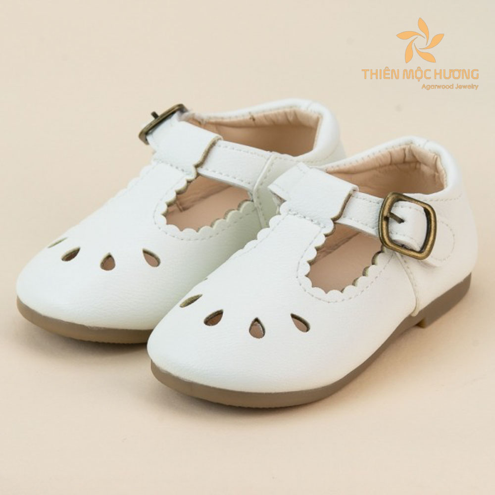 Nếu không biết Giáng Sinh tặng quà gì cho bé giá thì giày dép là một sự lựa chọn tốt