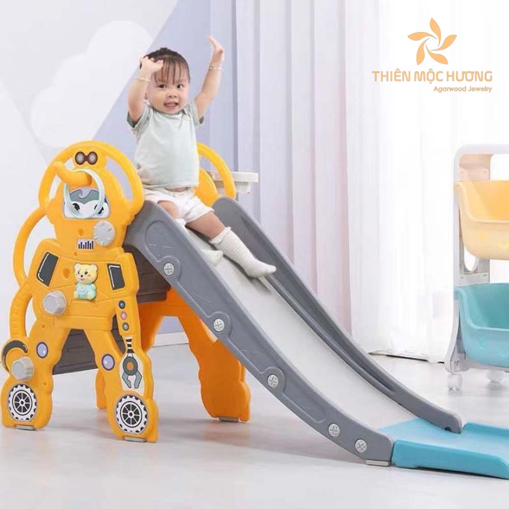 Tặng quà Noel cho bé là cầu trượt trong nhà