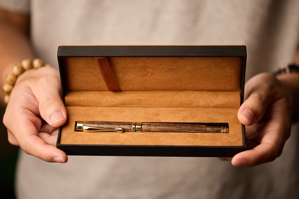 Quà tặng Tết khách hàng - bút trầm hương