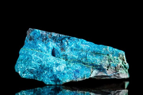 raw-blue-apatite-mineral-stone-front-black-background-mineralogy-esotericism-154708657-600x400-1 Apatit khuyến khích giao tiếp, do đó sẽ mang lại sự cởi mở và hòa đồng