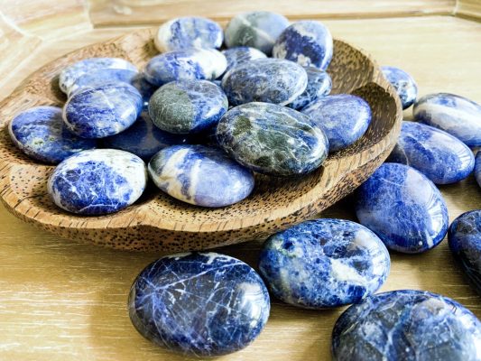 Theo ý nghĩa phong thủy ngũ hành của phương Đông thì đá Sodalite thích hợp với những người mang mệnh Thuỷ và mệnh Mộc