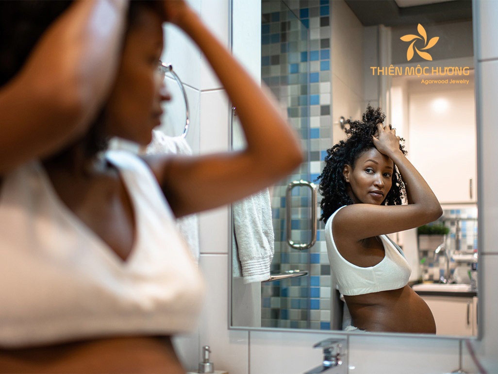 stocksy_txp26d58dafwxg300_medium Mẹ bầu hạn chế soi gương, chải đầu ban đêm tránh tổn hại tâm trí