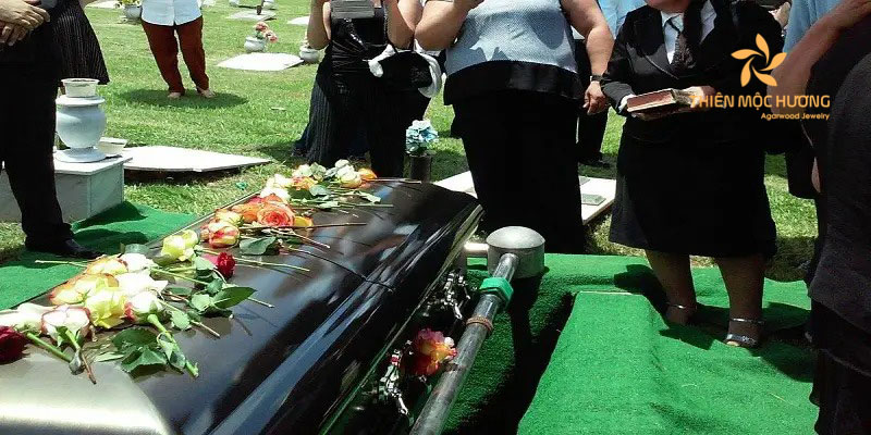 thang-co-hon-ba-bau-nen-kieng-9 Bà bầu kiêng dự đám tang