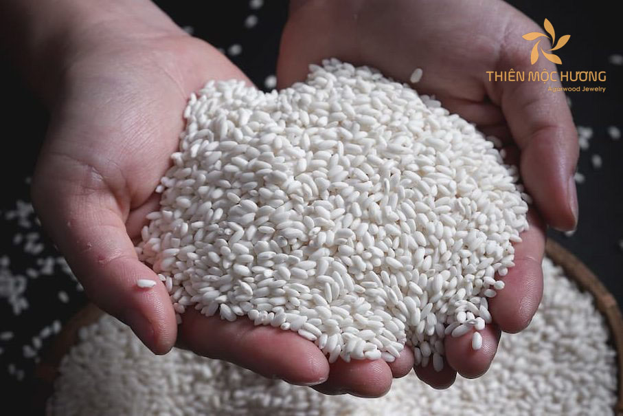 Mang gạo nếp trong người tháng cô hồn