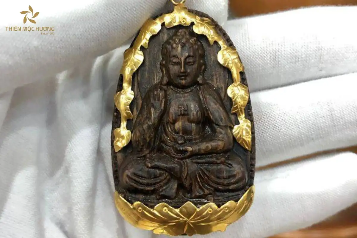 tram-huong-sanh-chim-la-gi-05 Trầm hương sánh chìm thường được dùng làm trang sức, vật phẩm phong thủy với ý nghĩa chiêu tài, trừ tà tuy nhiên giá trị tâm linh kém hơn trầm tự nhiên