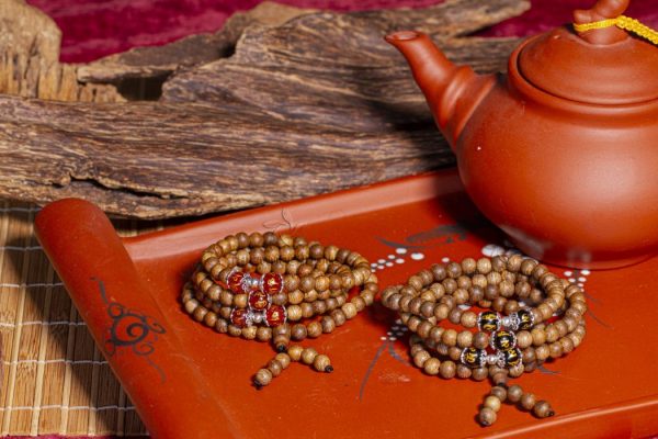 vocc80ng-tay-tracc82cc80m-hucc9bocc9bng-thiecc82n-mocca3cc82c-hucc9bocc9bng-18-1-scaled-e1619063154302 Vòng tay Trầm Hương 108 hạt Đại Minh Ngũ Ngọc