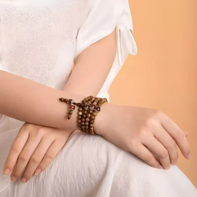 vong-108-hat-ngoc-bao-tram-toc-thien-moc-huong-400x400-3 Alternative view of Vòng tay trầm hương 108 hạt Ngọc Bảo - Trầm Tốc Việt Nam