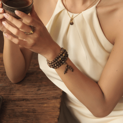 vong-tay-kim-huyen-lien-thien-moc-huong-400x400-1 Alternative view of Vòng Tay 108 Kim Huyền Liên - Trầm Hương Việt Nam Khảm Vàng