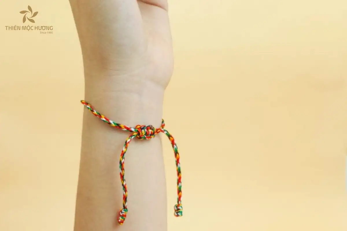 Vòng tay ngũ sắc giúp người dùng cân bằng thể chất và tinh thần, đồng thời góp phần tăng cường sức khỏe thông qua năng lượng tâm linh tích cực