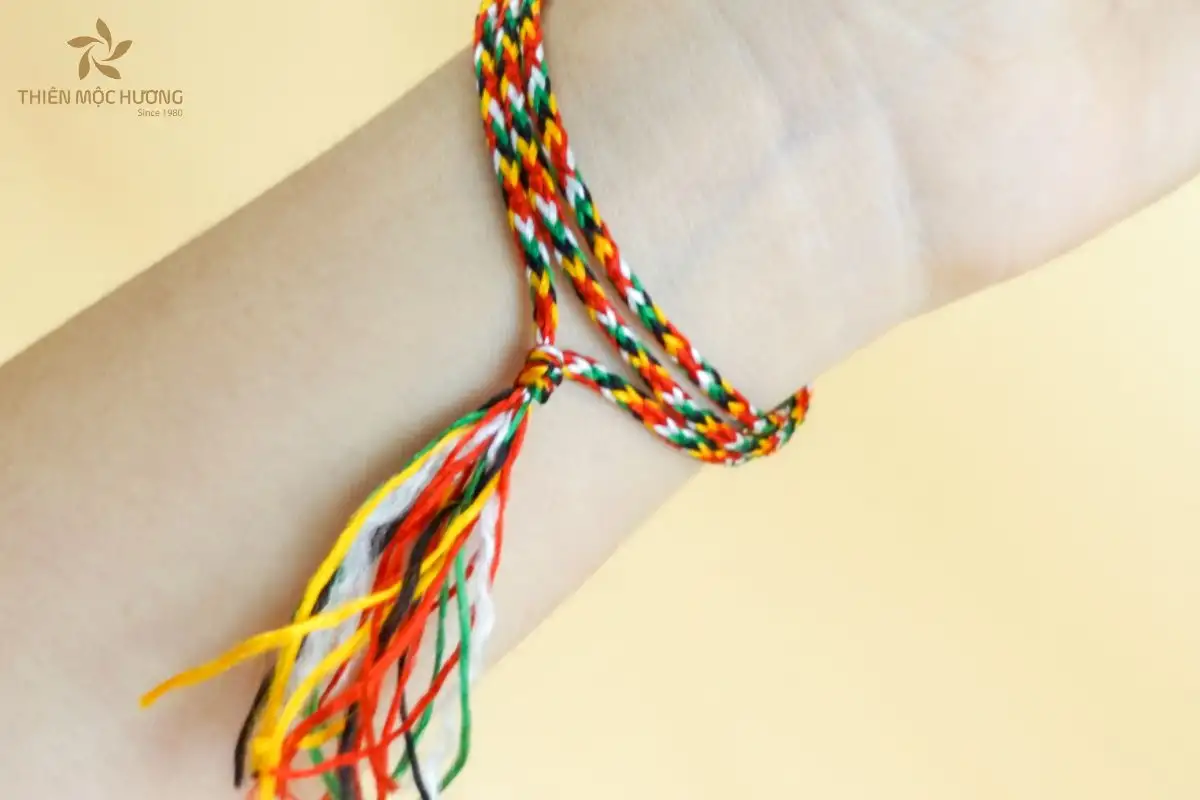 Vòng tay ngũ sắc có ý nghĩa cân bằng ngũ hành và ổn định năng lượng, từ đó nuôi dưỡng sự bình an trong tâm trí và cảm xúc