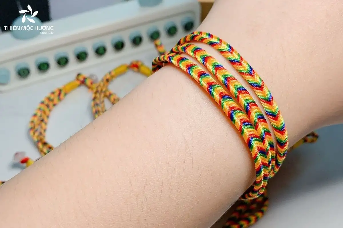 Người đeo cần tránh để vòng chỉ ngũ sắc tiếp xúc với nước, trao đổi tùy tiện hoặc đeo tại nơi âm khí nặng để duy trì hiệu quả phong thủy và năng lượng bảo hộ