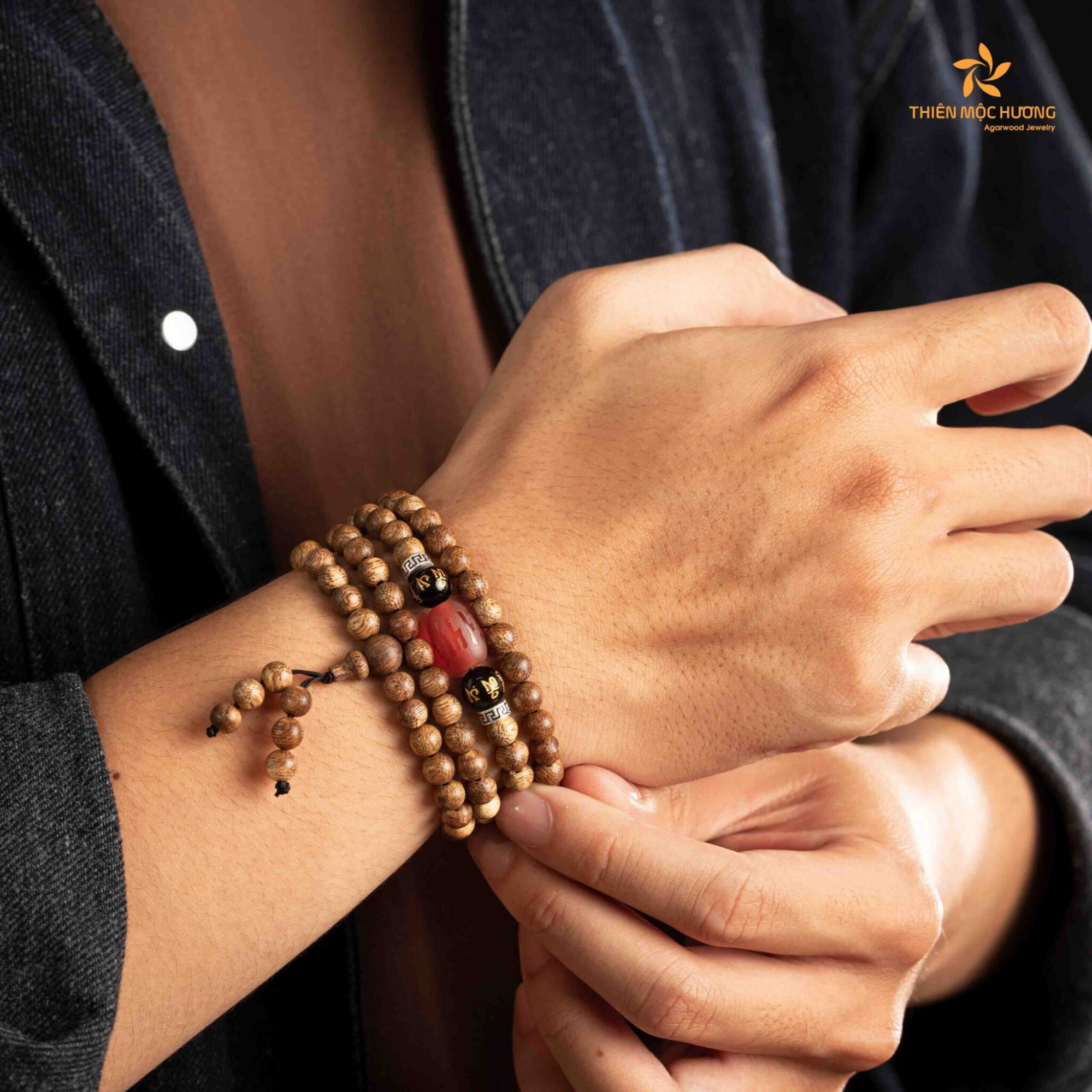 vong-tay-tram-huong-nam-5 Để tận dụng tối đa những giá trị mà vòng tay trầm hương mang lại, bạn cần có phương pháp sử dụng đúng cách và kiên trì