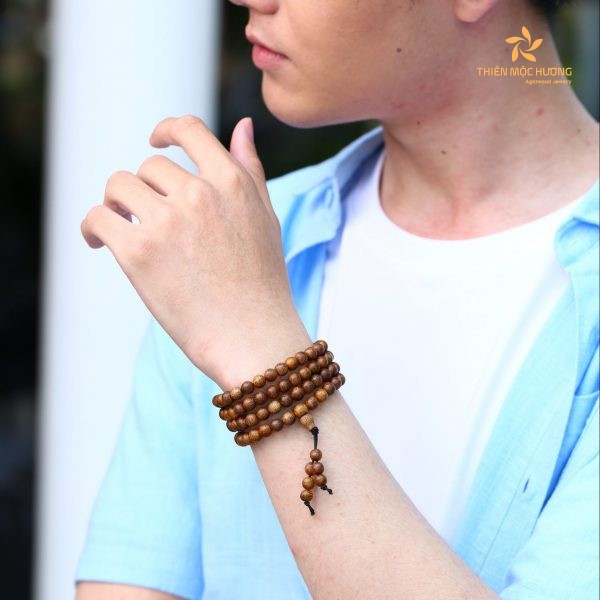 Tuổi Tý mùng 1 mặc màu gì? - Màu xanh lam tôn lên vẻ sang trọng