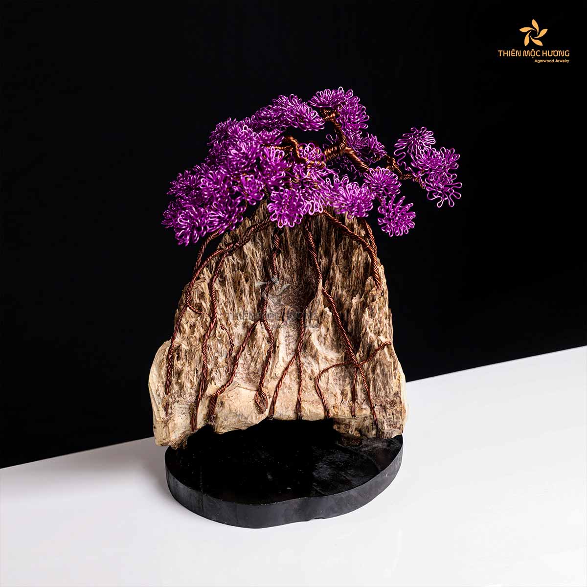 Tiểu cảnh trầm hương là một trong những quà tặng khách hàng độc đáo nhất