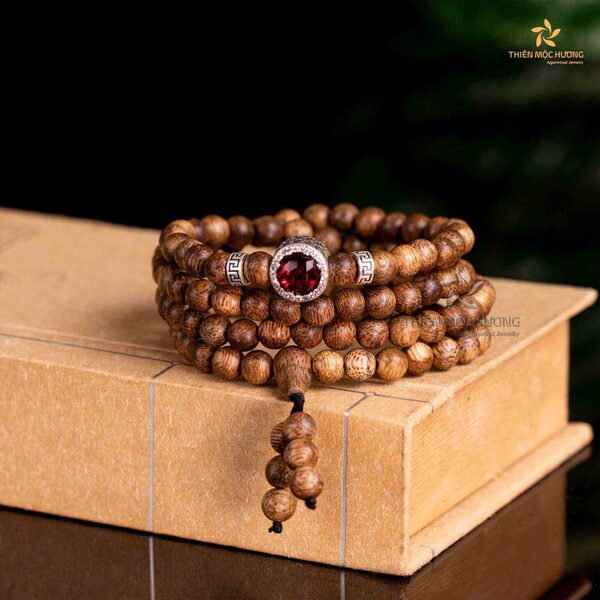 Vòng trầm hương kết hợp cùng charm Minh Nguyện đỏ hợp với người mệnh Hỏa