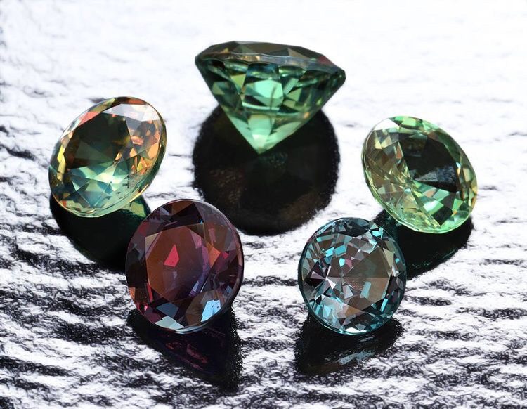 alexandrite-7 Trong huyền thoại của người Nga, sức mạnh của tinh thể được cho là mang lại may mắn, tài sản và tình yêu với chủ nhân