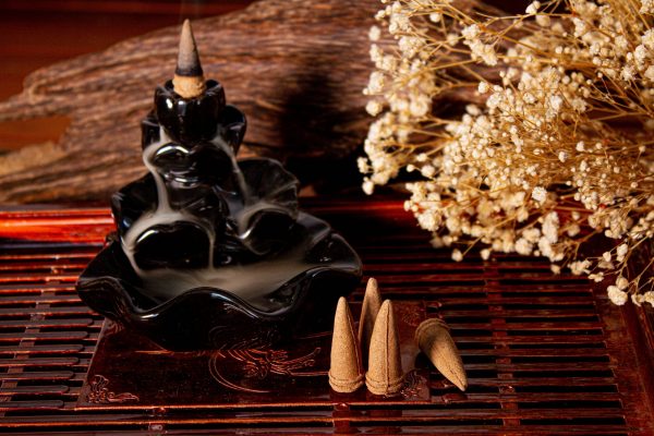 trầm hương thác khói chảy ngược