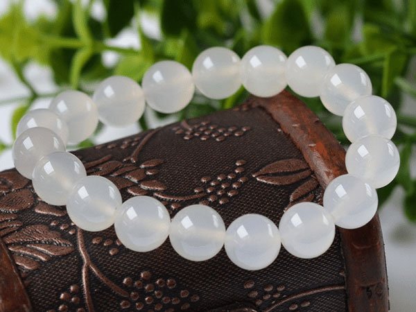 cac-loai-da-quy-mau-trang-manao Vòng tay Đá Mã não - Agate