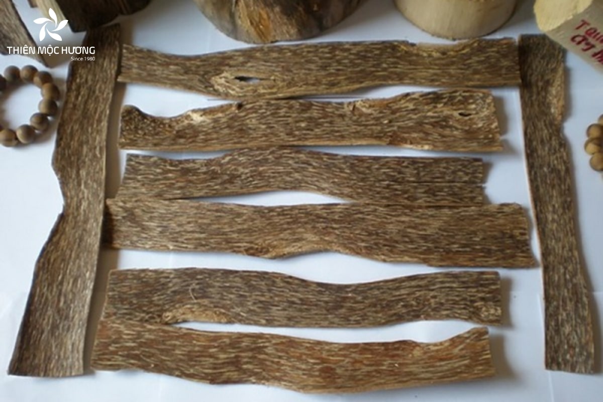 cac-loai-tram-05 Các mảnh gỗ chứa dầu mỏng được ép lại bằng keo chuyên dụng để tạo khối, gọi là “trầm sánh chìm”